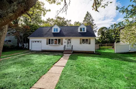 40 Center St, Lake Ronkonkoma, NY 11779