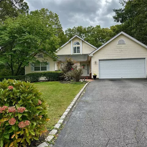 4 Thunderbird Ct, Shoreham, NY 11786