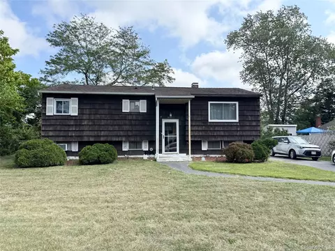 3103 Falcon Ave, Medford, NY 11763