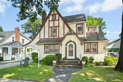 57 Hollywood Ct, Rockville Centre, NY 11570