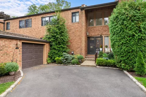 38 Windsor Gate Dr, North Hempstead, NY 11040