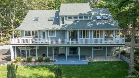 1 Summit Trl, Saint James, NY 11780
