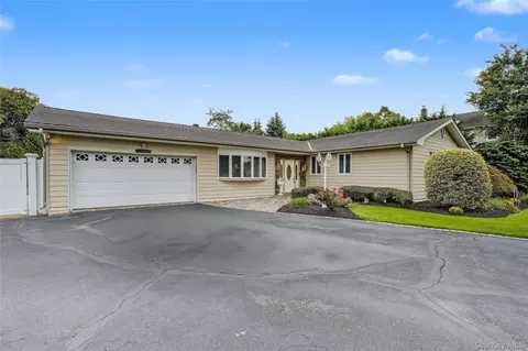 3 Feather Ln, Commack, NY 11725