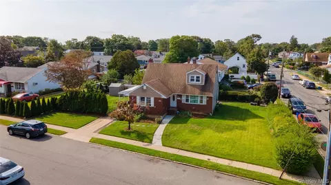 20 Hicksville Rd, North Hempstead, NY 11590