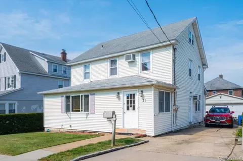 31 4th St, Glen Cove, NY 11542