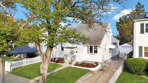 23 Franklin St, Elmont, NY 11003