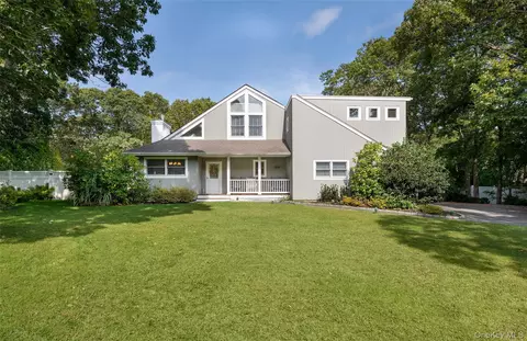 10 Pepi Ct, Hampton Bays, NY 11946