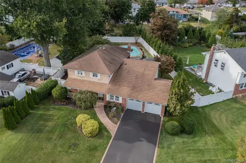 21 E Hill Dr, Smithtown, NY 11787