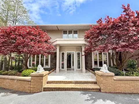 18 Durham Dr, Dix Hills, NY 11746