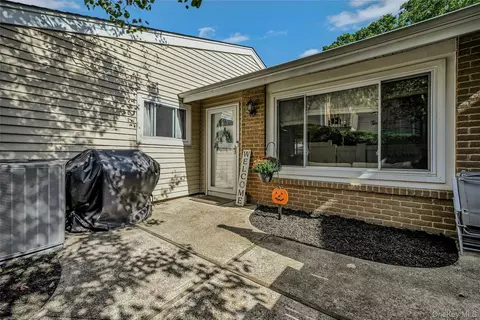 215 Springmeadow Dr #F, Holbrook, NY 11741