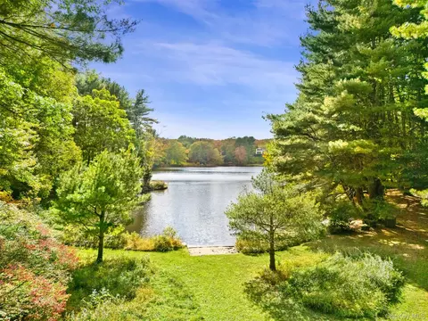9 Old Corner Rd, Bedford, NY 10506