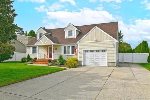 146 Smith Ave, Islip, NY 11751