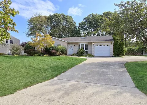 8 Gary Pl, Selden, NY 11784