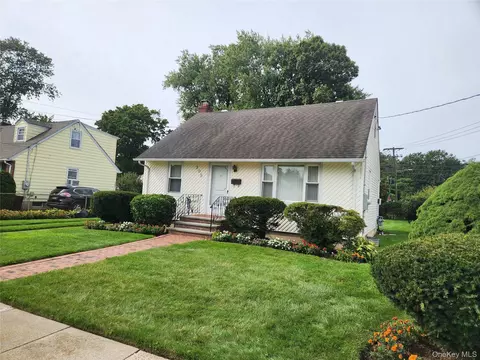 305 Warren St, Uniondale, NY 11553