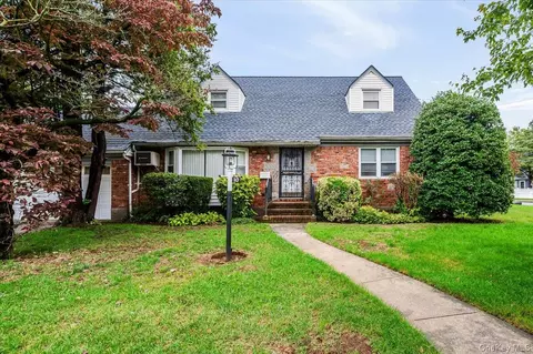 10 Linden St, Malverne, NY 11565