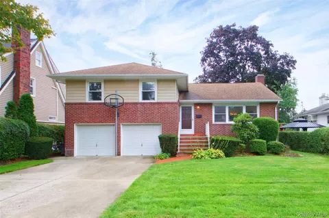 26 Cambridge Ave, Garden City, NY 11530