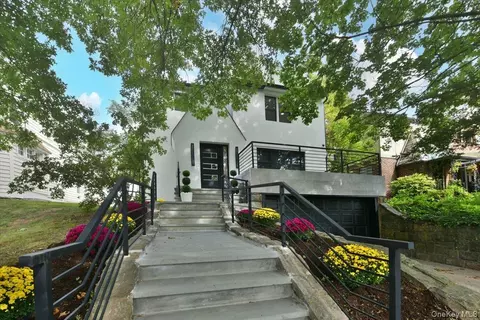 19127 Foothill Ave, New York, NY 11423