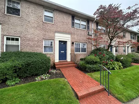 400 Merrick Rd #5A, Rockville Centre, NY 11570