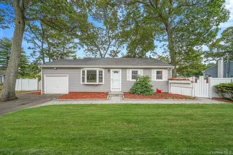20 Arlington Ter, Lake Grove, NY 11755