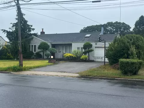 202 Hamilton Ave, Massapequa, NY 11758