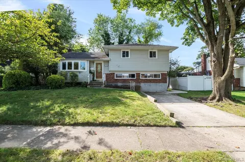 15 Alma Ln, Plainview, NY 11803