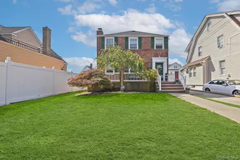 509 Beach 135th St, Rockaway Park, NY 11694