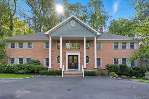 20 Mill Rd, Huntington, NY 11743