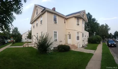 83 Kraemer St, Hicksville, NY 11801