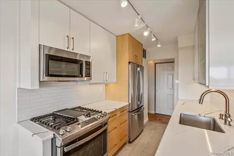 18-15 215th St #9R, New York, NY 11360