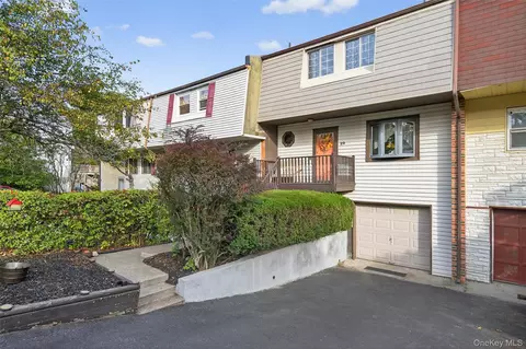 29 Red Barn Ln, Middletown, NY 10940