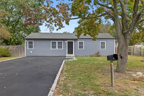 635 Provost Ave, Bellport, NY 11713