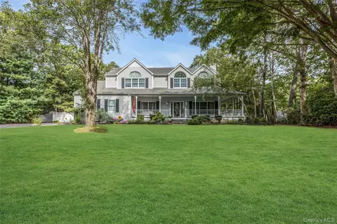 7 Martha Pl, Port Jefferson Station, NY 11776