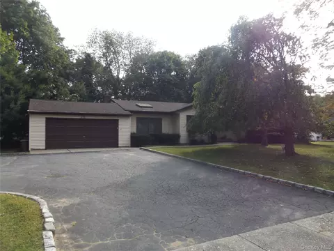 56 Rose St, Smithtown, NY 11787