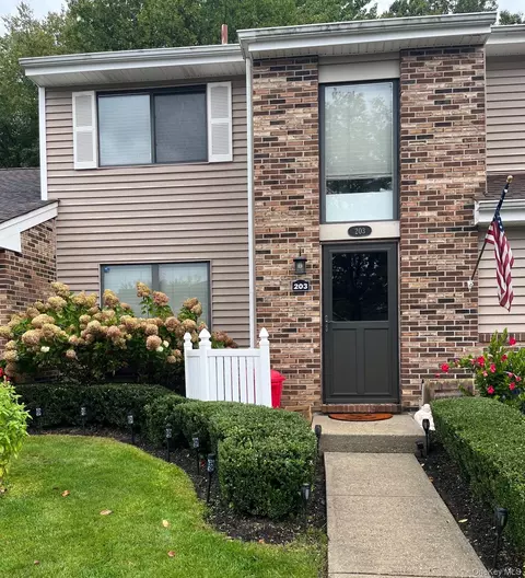 203 Pond View Ln, Smithtown, NY 11787