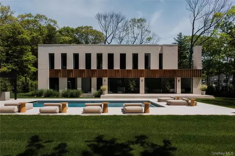 96 Godfrey Ln, Huntington, NY 11743