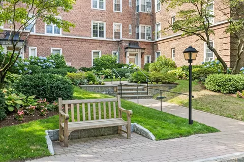 1 Midland Gdns #4A, Bronxville, NY 10708