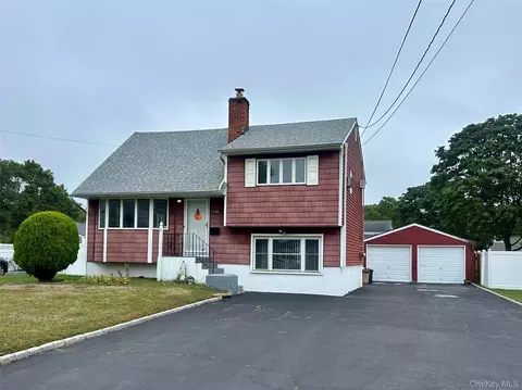 577 Peter Paul Dr, West Islip, NY 11795