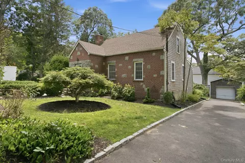 81 Beach Rd, Wading River, NY 11792