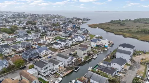 873 S 7th St, Lindenhurst, NY 11757