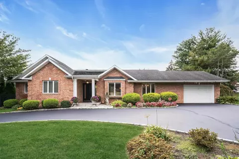 1 Regency Ln, Dix Hills, NY 11746
