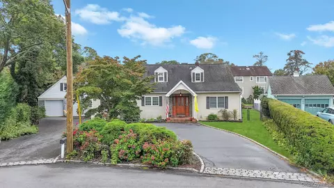 190 Connetquot Dr, Oakdale, NY 11769