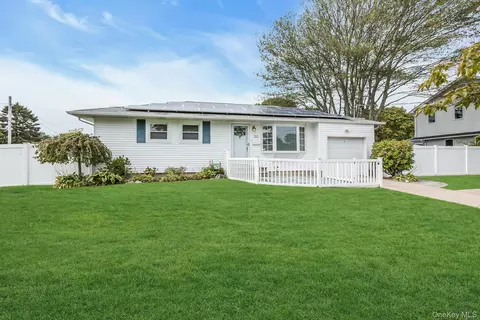 130 Matthews Rd, Oakdale, NY 11769