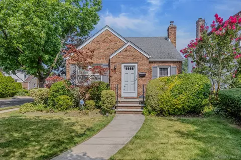 1218 Terrace Blvd, North Hempstead, NY 11040