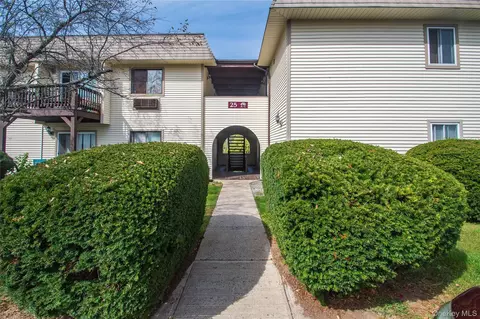 25 Village Park Dr #3B, Fishkill, NY 12524