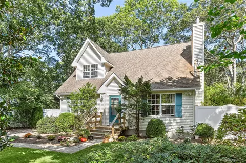 32 Atlantic Ave, Hampton Bays, NY 11946