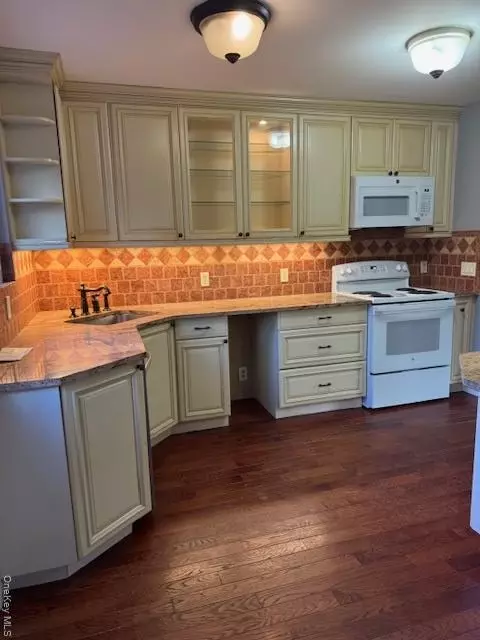 19 Ivy St, Farmingdale, NY 11735