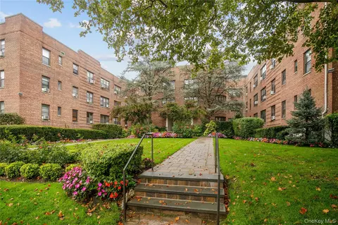 15 Canterbury Rd #C10, North Hempstead, NY 11021