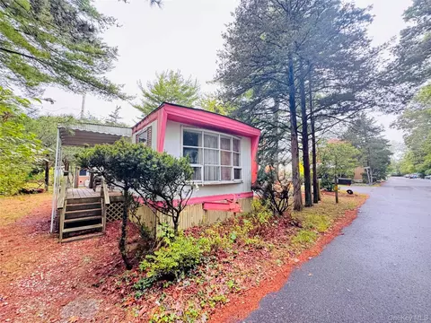 620 Montauk Hwy #32, Westhampton Beach, NY 11978
