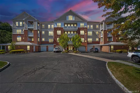423 Regency Dr, Fishkill, NY 12524