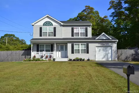 451 Scherger Ave, Patchogue, NY 11772 photo 1